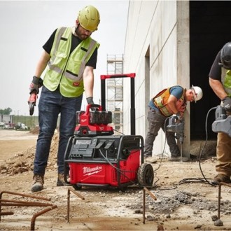 Générateur Milwaukee IRPSUOP2500 alimentant des outils sur un chantier