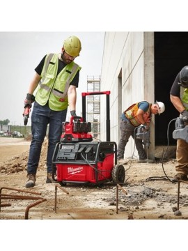 Générateur Milwaukee IRPSUOP2500 alimentant des outils sur un chantier